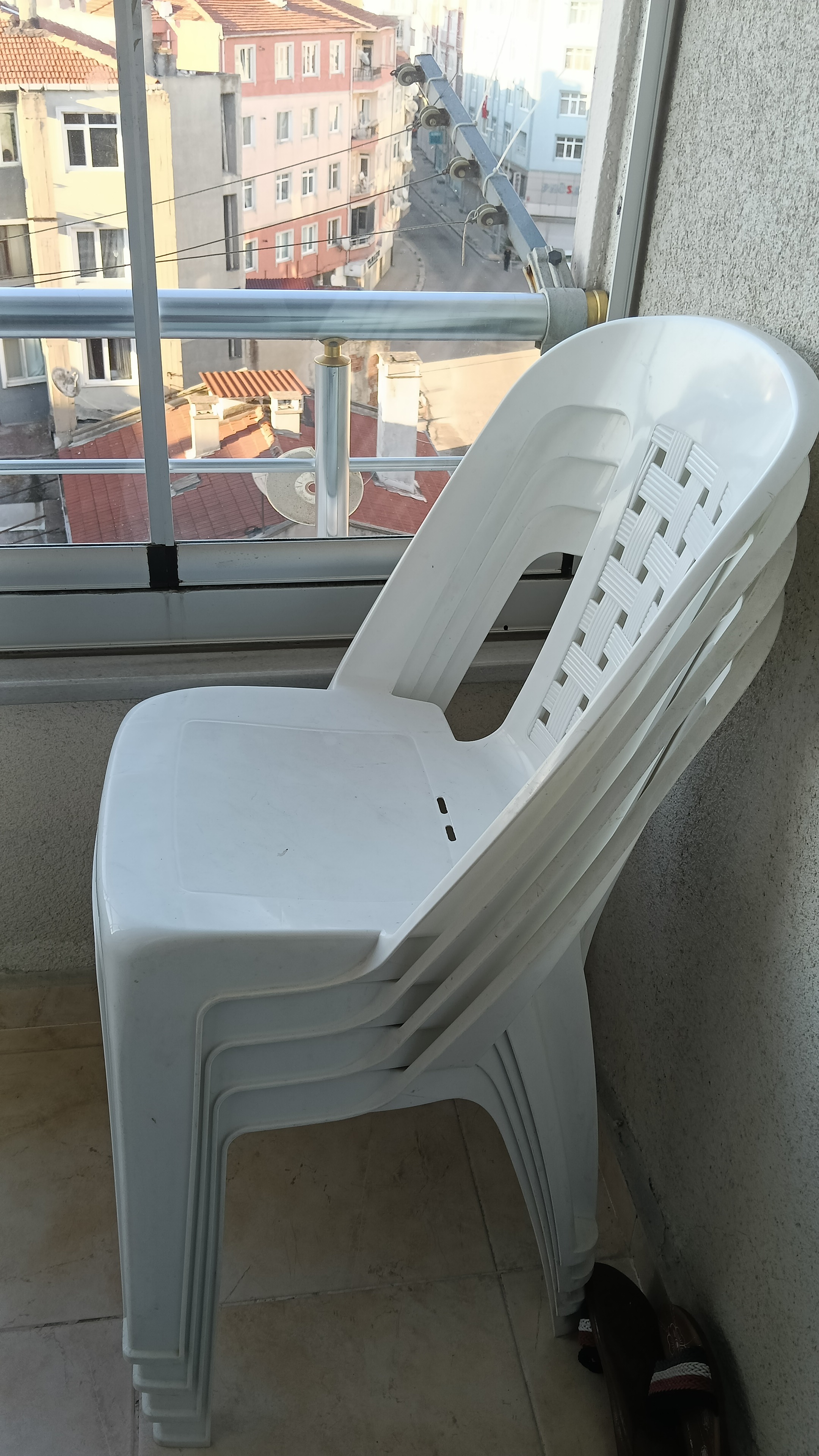 4 adet plastik sandalye 