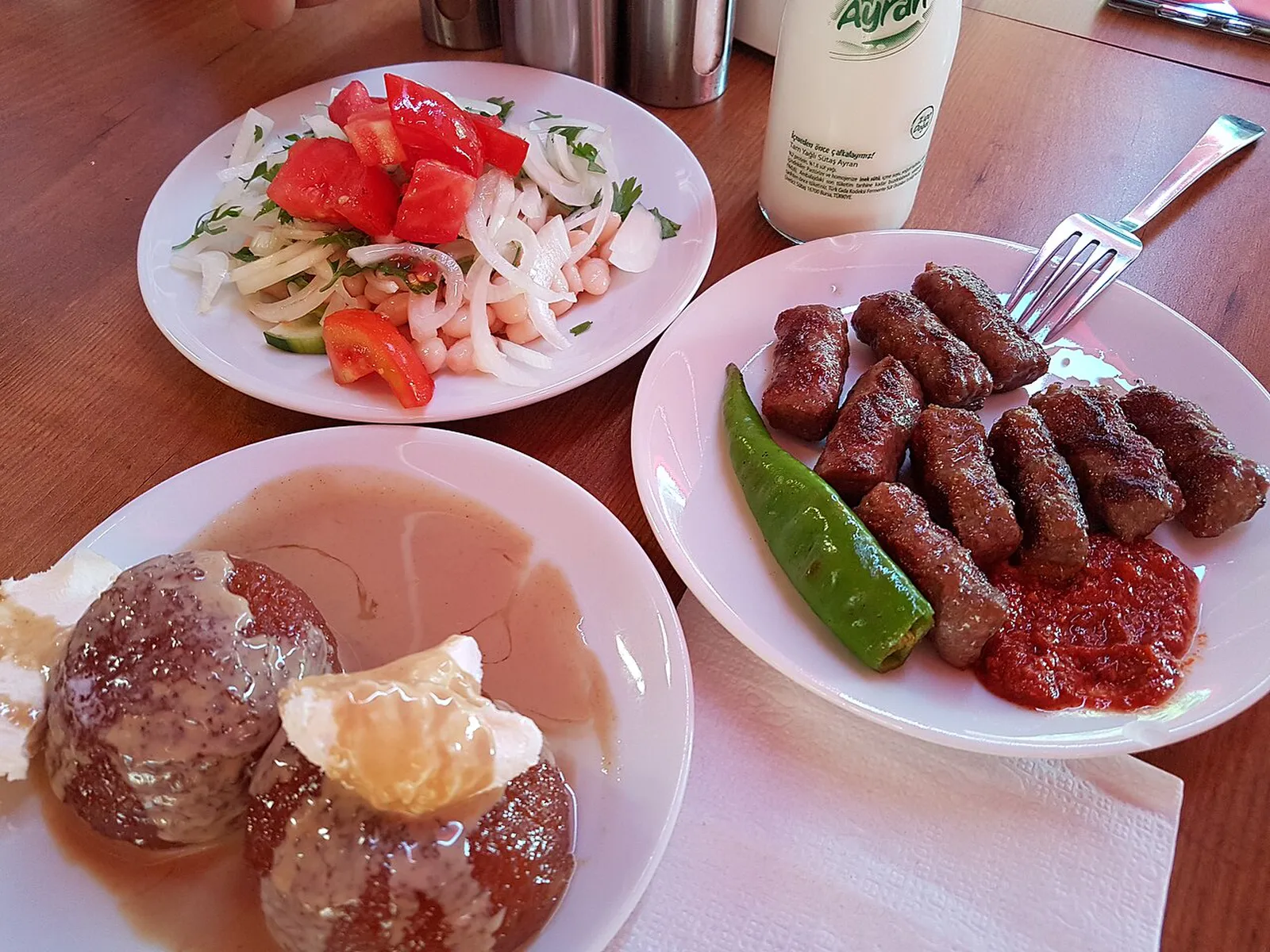 Izgara köfte, salata ve meze tabakları