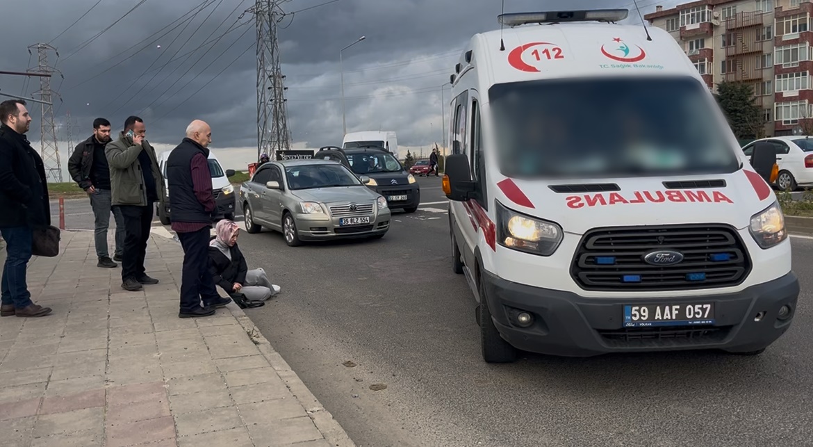 ÇORLU'DA YAYA GEÇİTİNDEN GEÇTİĞİ SIRADA YAYAYA OTOMOBİL ÇARPTI