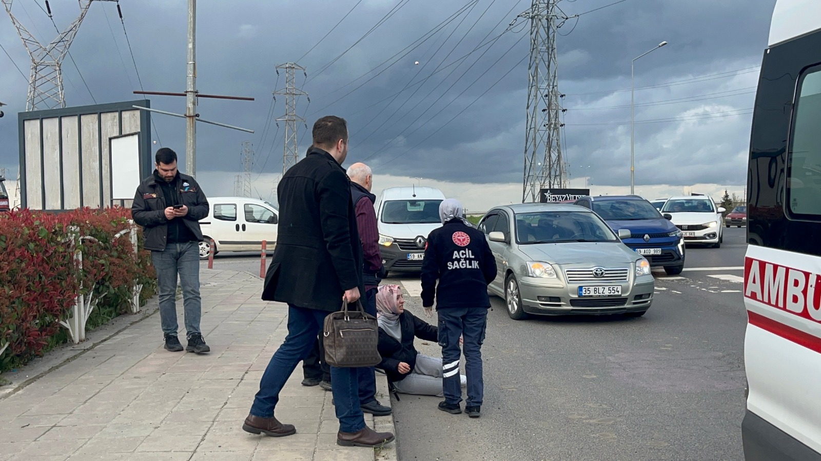 ÇORLU'DA YAYA GEÇİTİNDEN GEÇTİĞİ SIRADA YAYAYA OTOMOBİL ÇARPTI