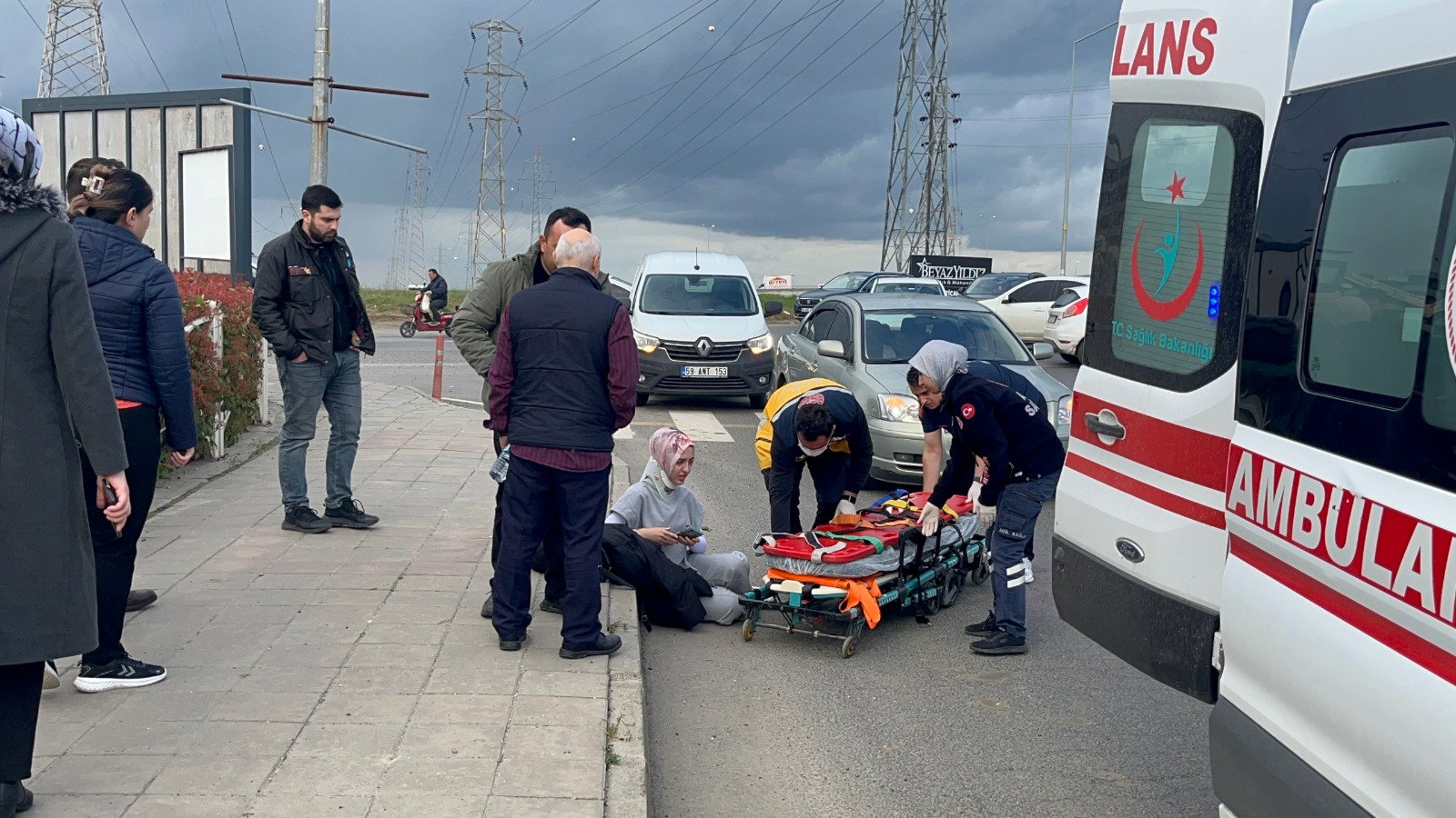 ÇORLU'DA YAYA GEÇİTİNDEN GEÇTİĞİ SIRADA YAYAYA OTOMOBİL ÇARPTI