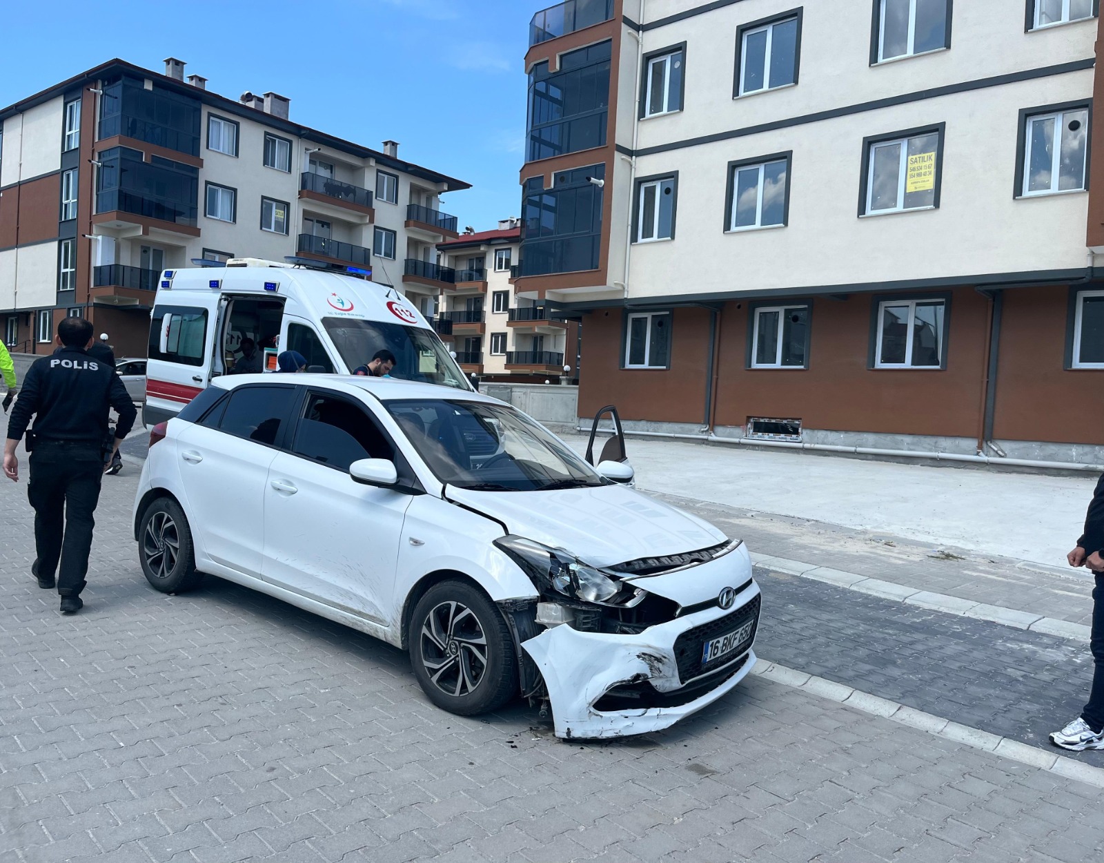 Otomobiller Yol Ayrımında Çarpıştı 2 Yaralı