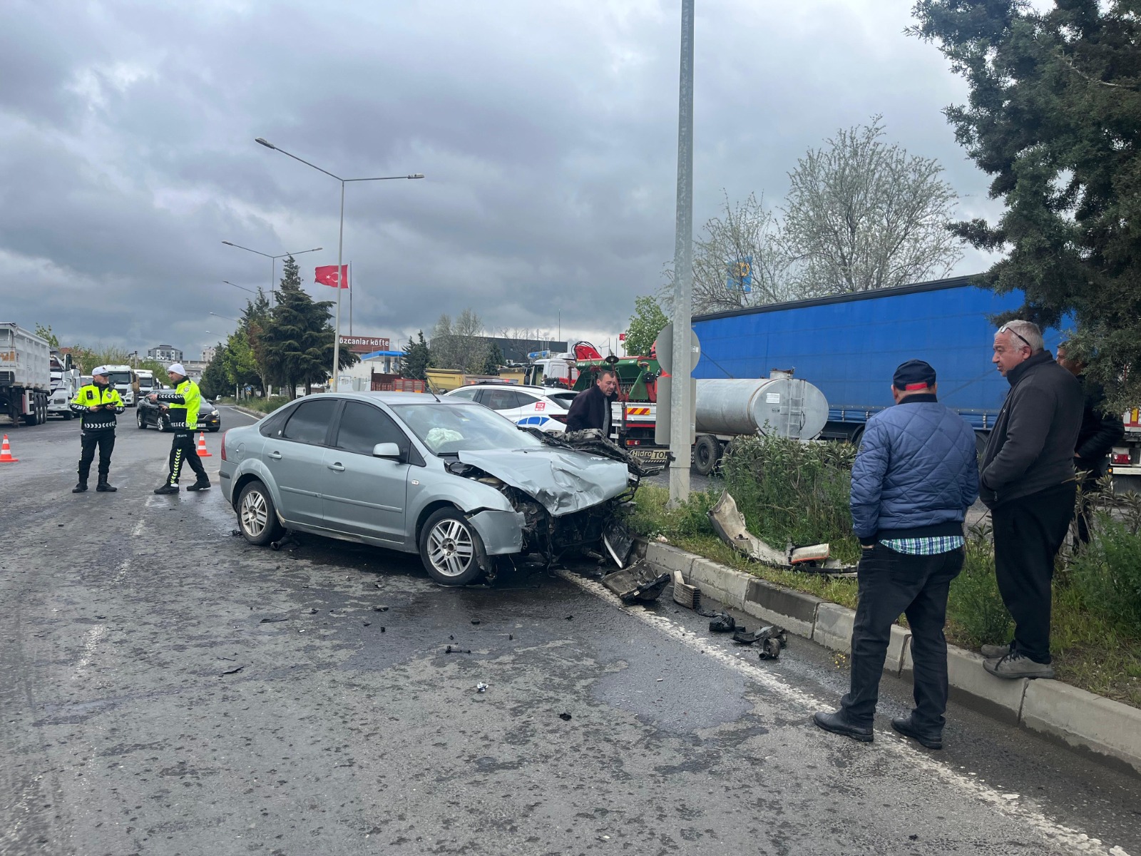 Yeni Sanayi’de Zincirleme Kaza Akü Takviyesi Yaparken Yaralandı