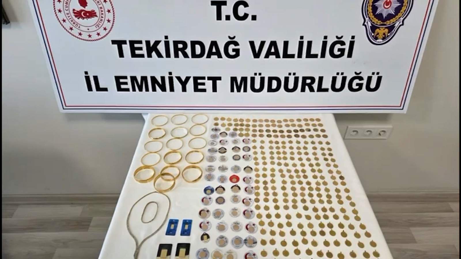 TEKİRDAĞ'DA TELEFON DOLANDIRICILIĞINA POLİS ENGELİ: ÇANTA DOLUSU ALTIN ELE GEÇİRİLDİ