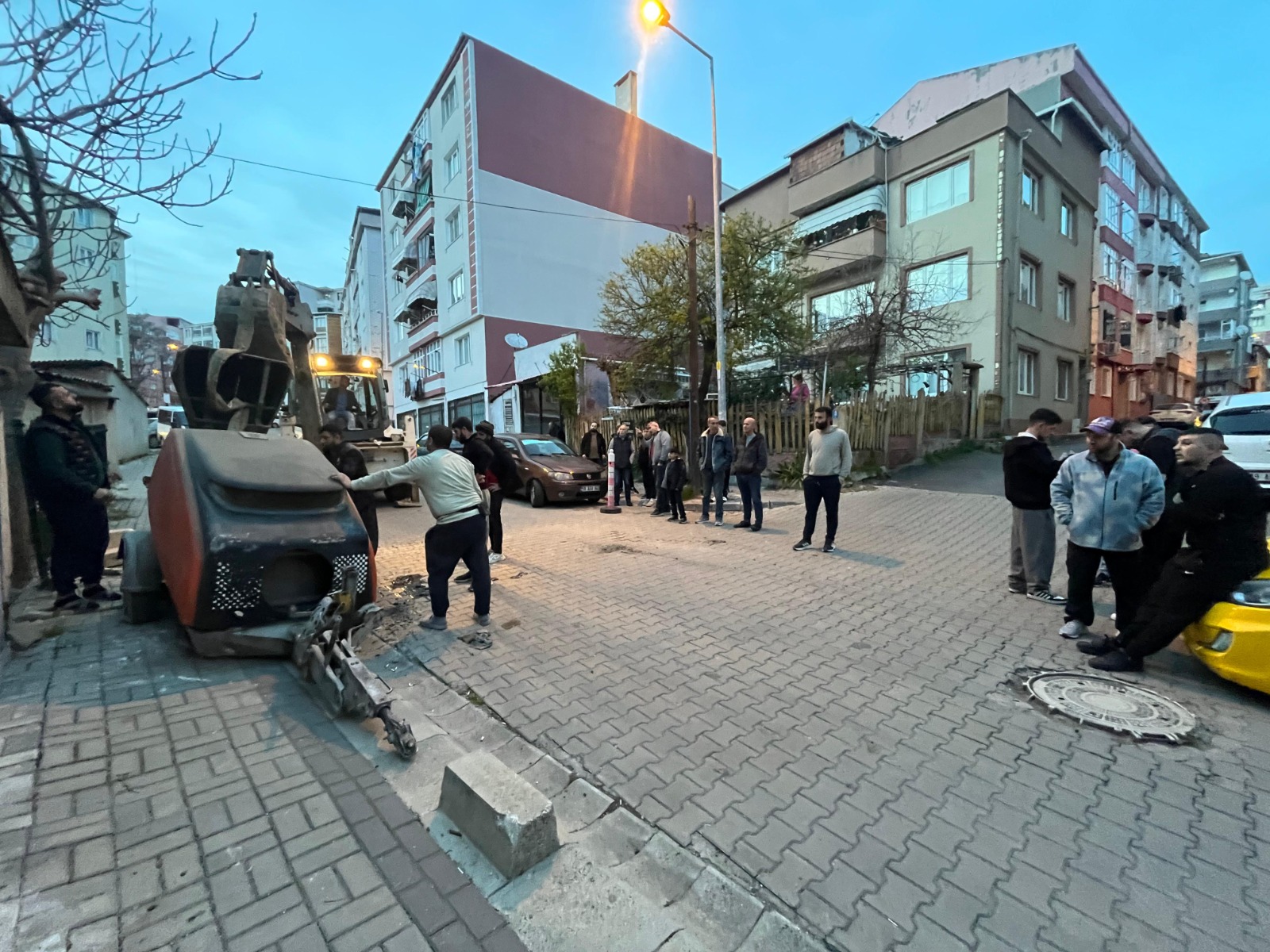 Çorlu'da Harç Karma Makinesi Taksinin Üzerine Devrildi