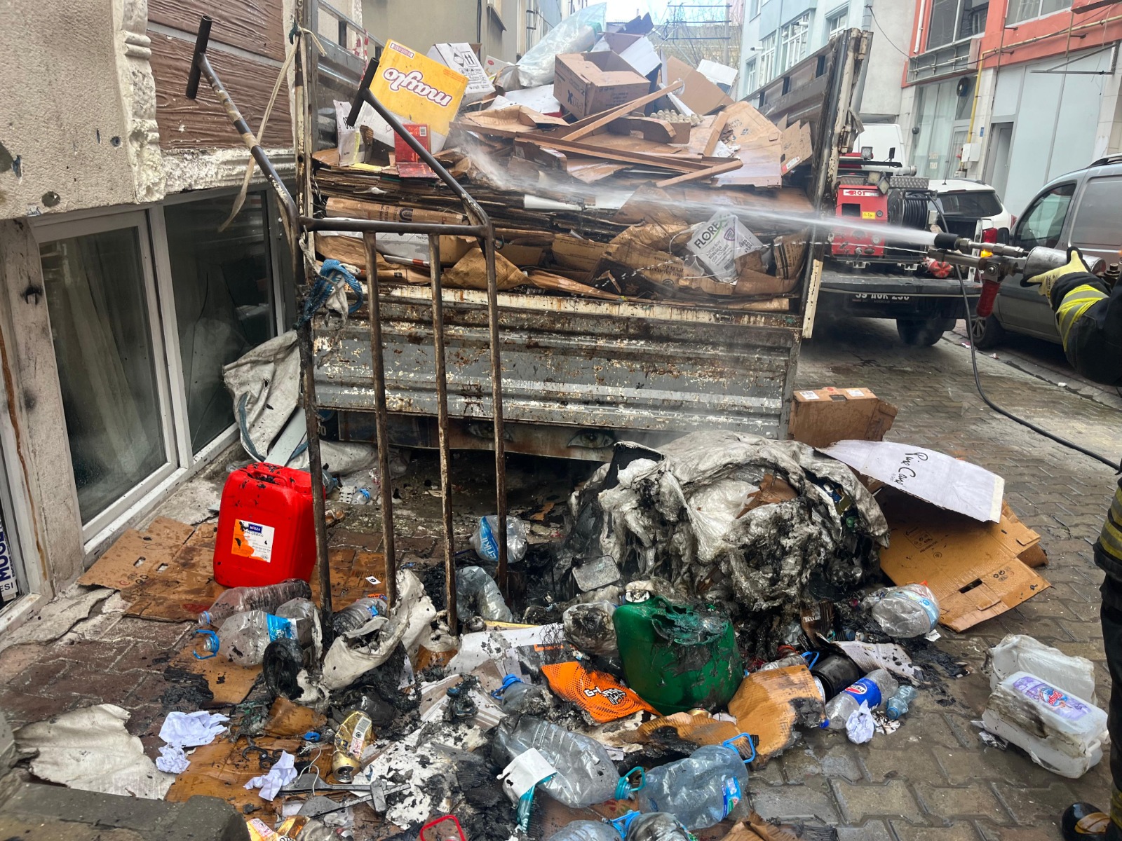 Çorlu’da Zamanında Müdahale Kamyonet Yangını Büyümeden Söndürüldü