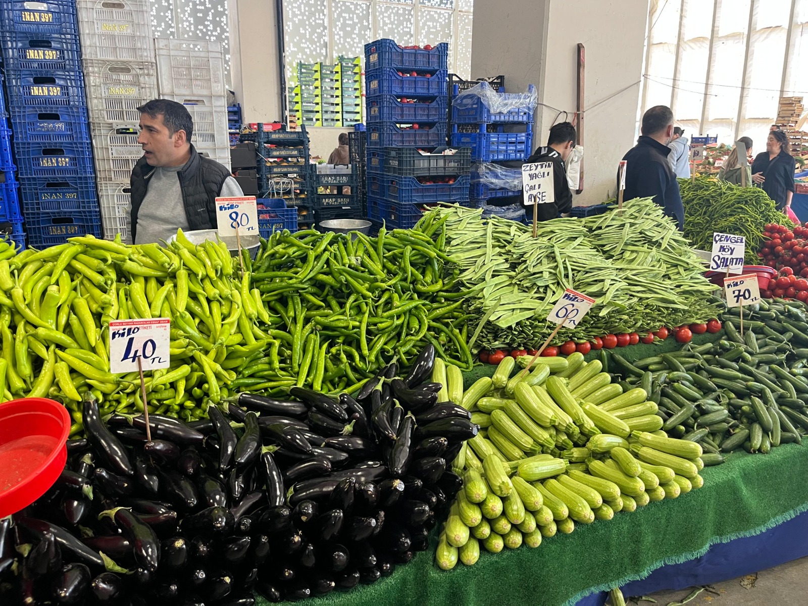 Pazar Tezgahlarında Bahar İndirimi Patlıcan ve Biber Ucuzladı