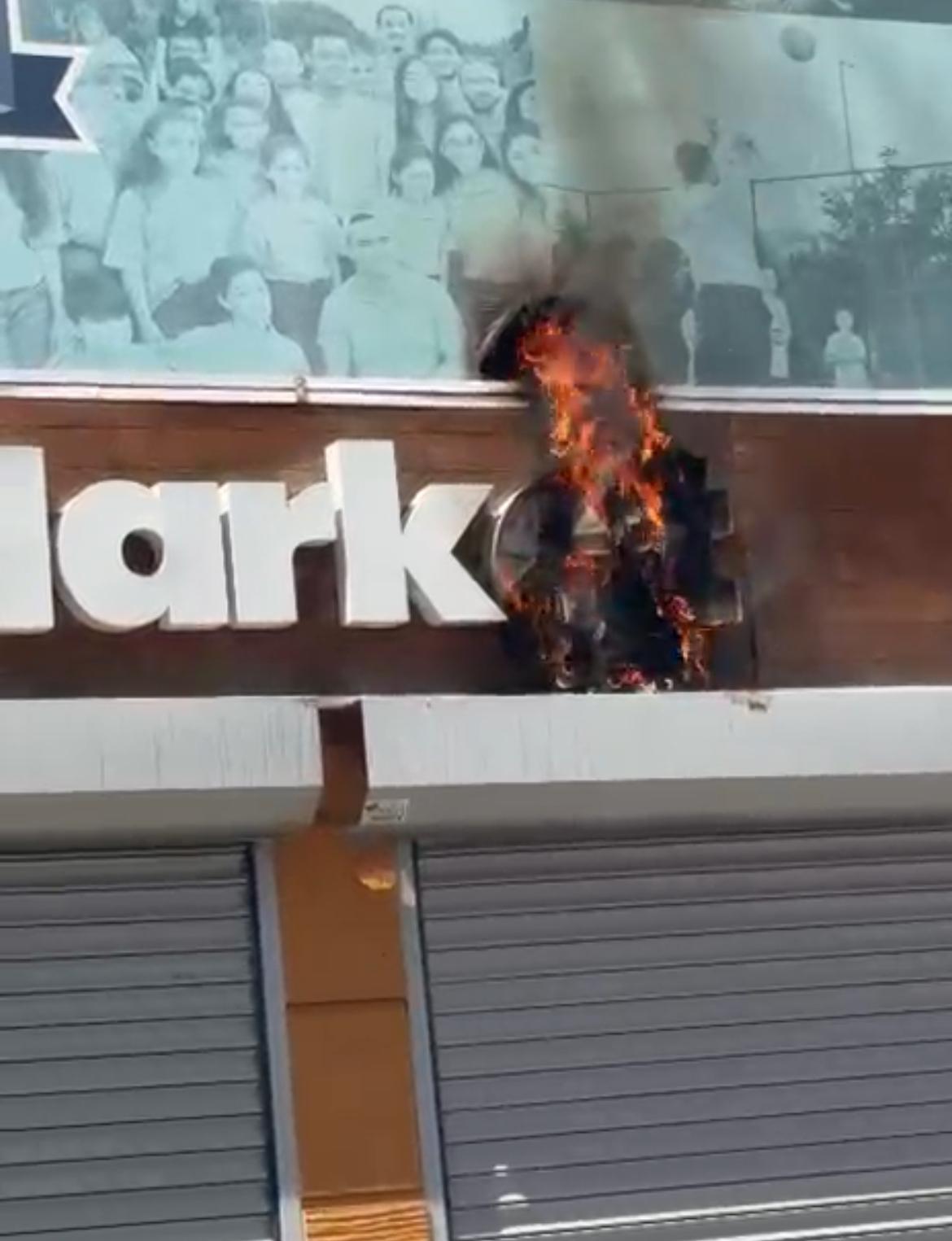 Dost Market’te Korkutan Yangın Vatandaşın Müdahalesi Facianın Önüne Geçti