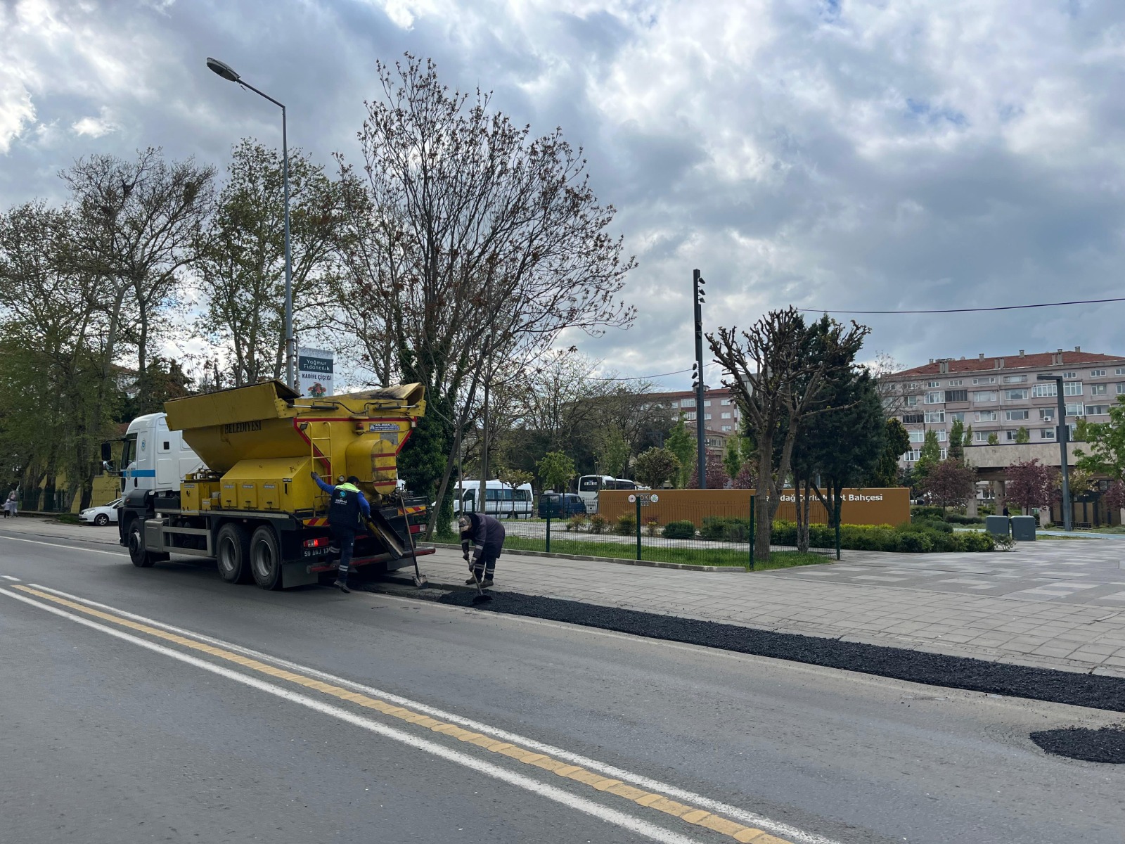 Omurtak Caddesi’nde Yol Mesaisi Büyükşehir Ekipleri Çukurları Kapattı