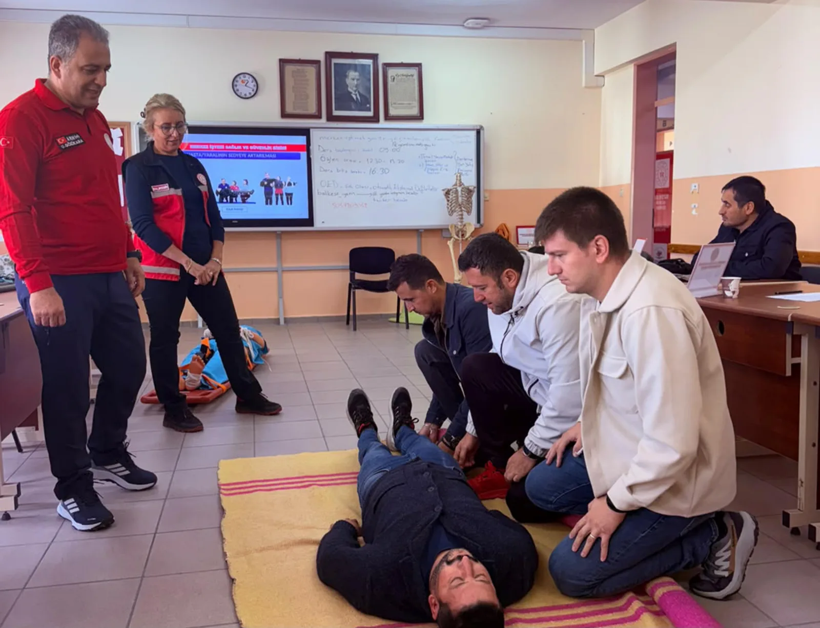 Balıkesir de öğretmen ve personellere uygulamalı ilk yardım eğitimi — Balıkesir