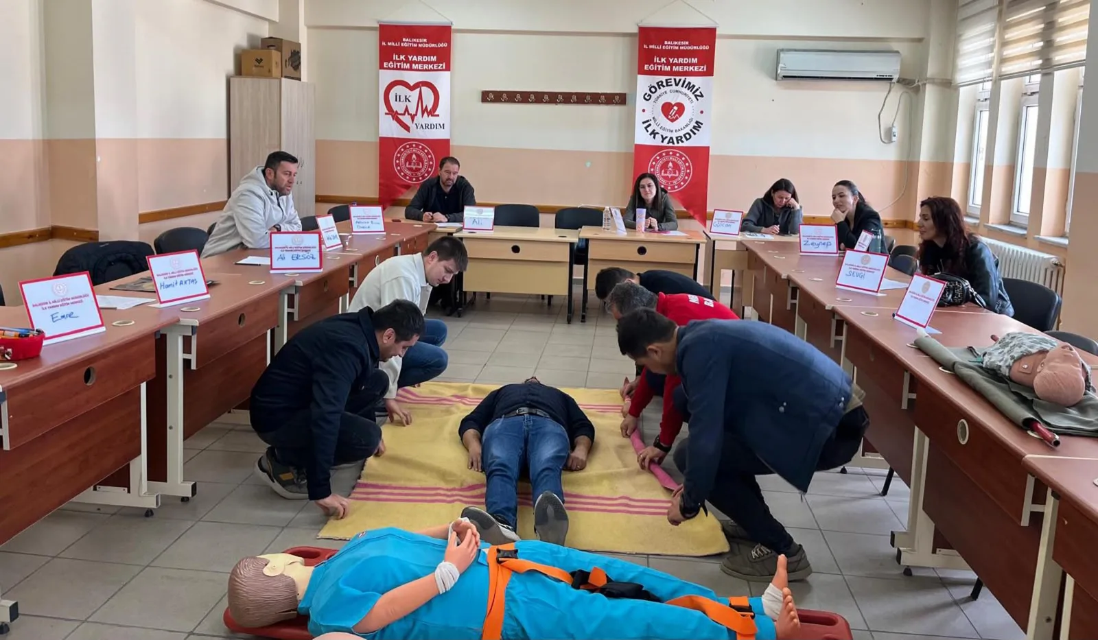 Balıkesir de öğretmen ve personellere uygulamalı ilk yardım eğitimi — Balıkesir