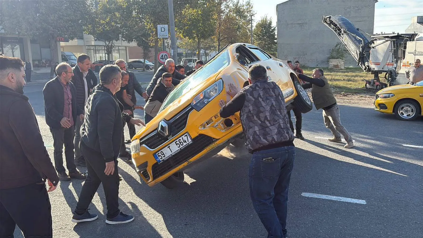 Otomobil ile çarpışan taksi takla attı; 1 yaralı — Çorlu, Tekirdağ