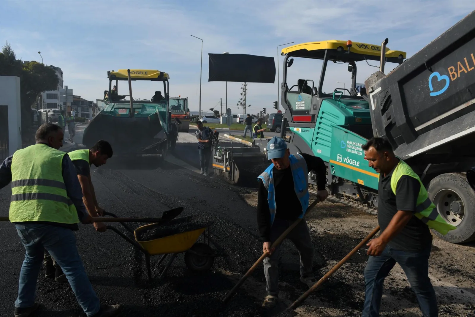 Balıkesir'de KÜÇÜKSAN'ın yollarını yeniledi