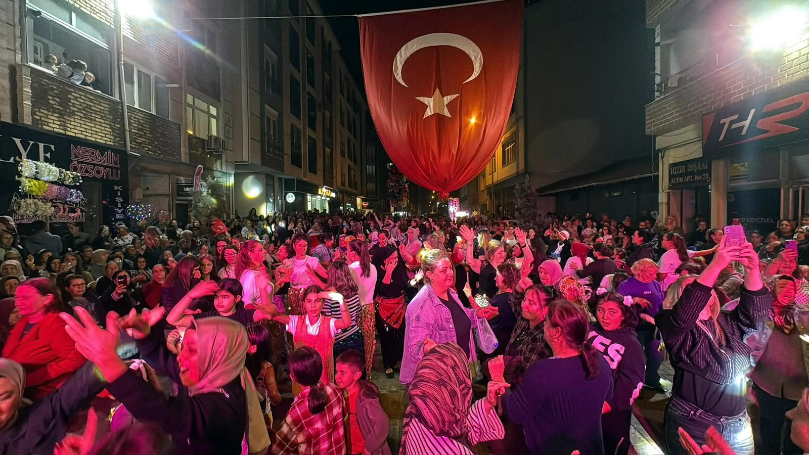 Tekirdağ’da ‘Yaza Veda Roman Gecesi’ etkinliği renkli görüntülere sahne oldu — Çorlu, Tekirdağ