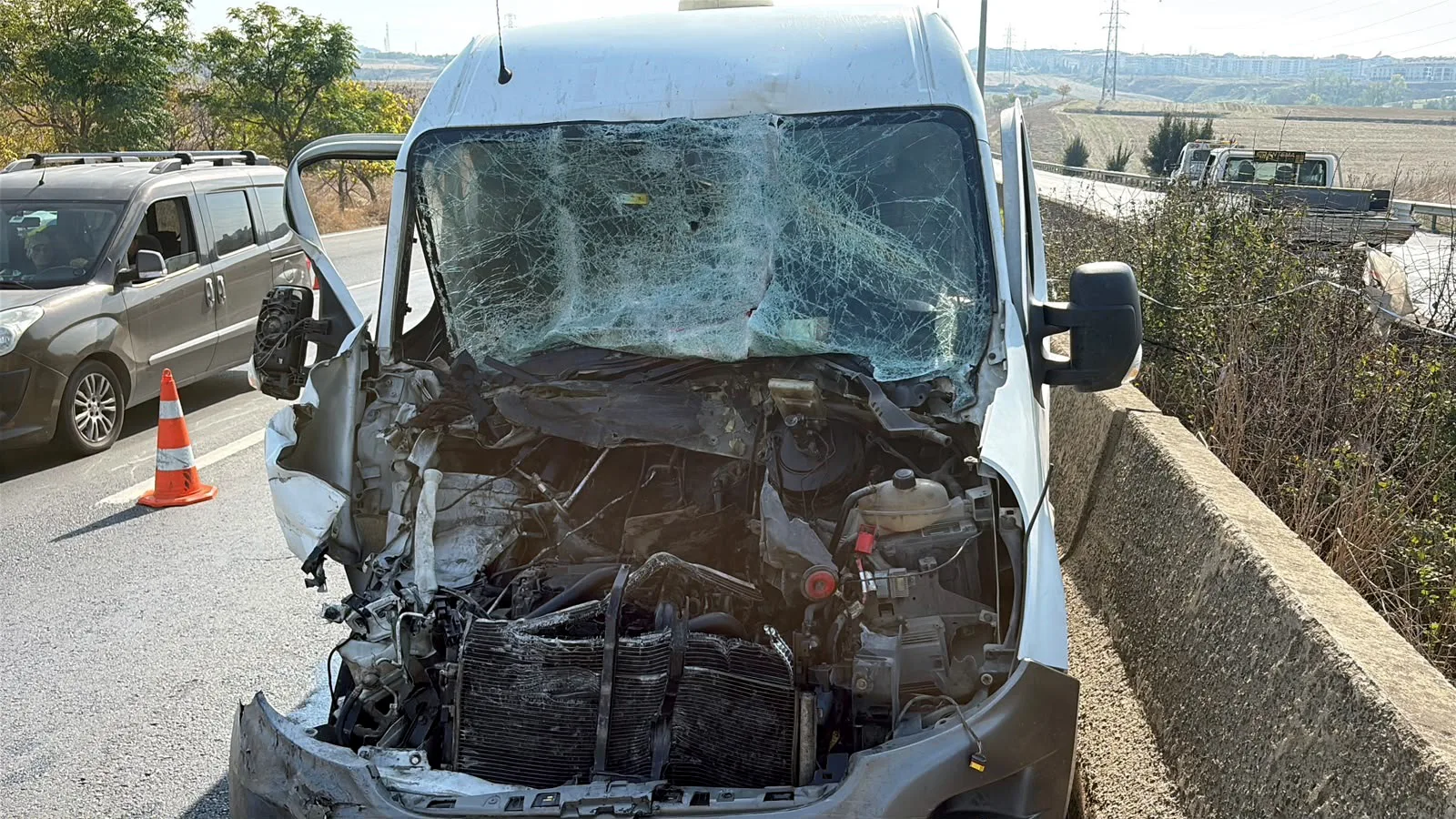 Kamyonla çarpışan minibüsün sürücüsü yaralı — Çorlu, Tekirdağ