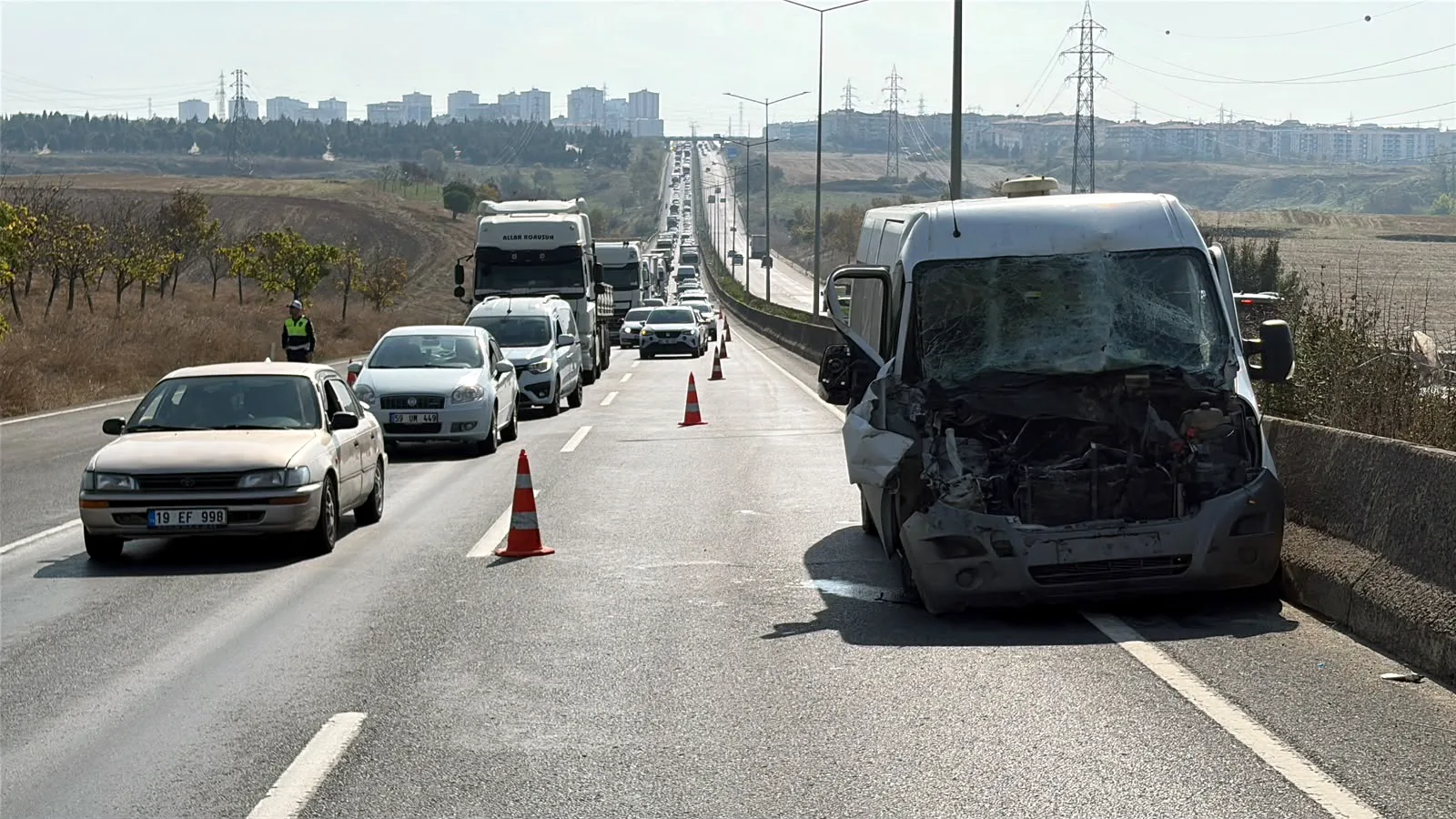 Kamyonla çarpışan minibüsün sürücüsü yaralı — Çorlu, Tekirdağ