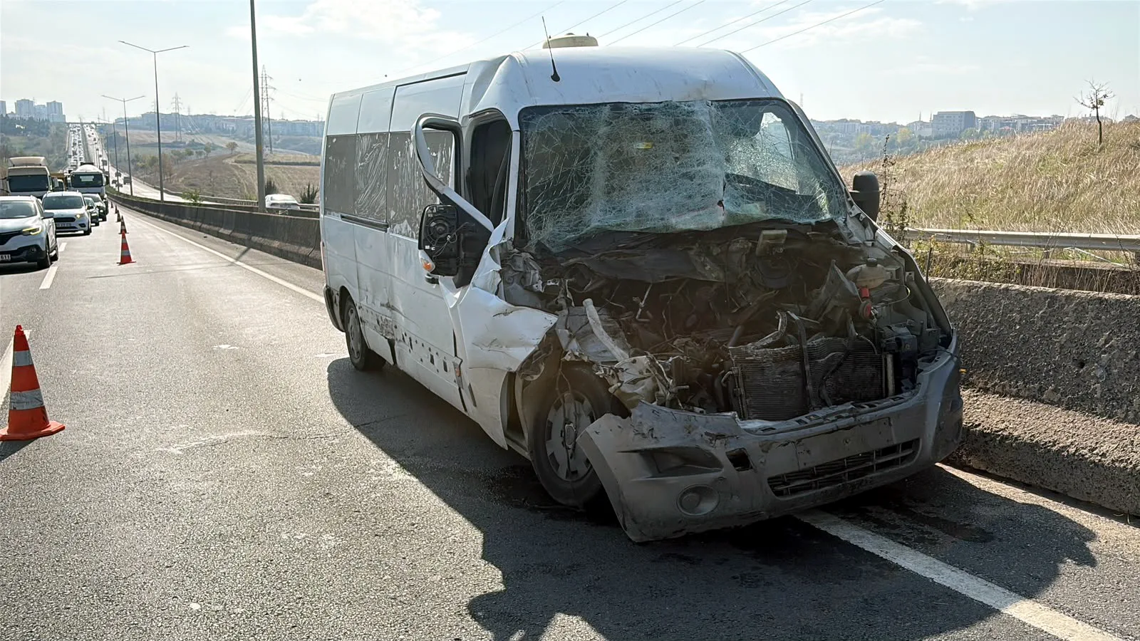 Kamyonla çarpışan minibüsün sürücüsü yaralı — Çorlu, Tekirdağ