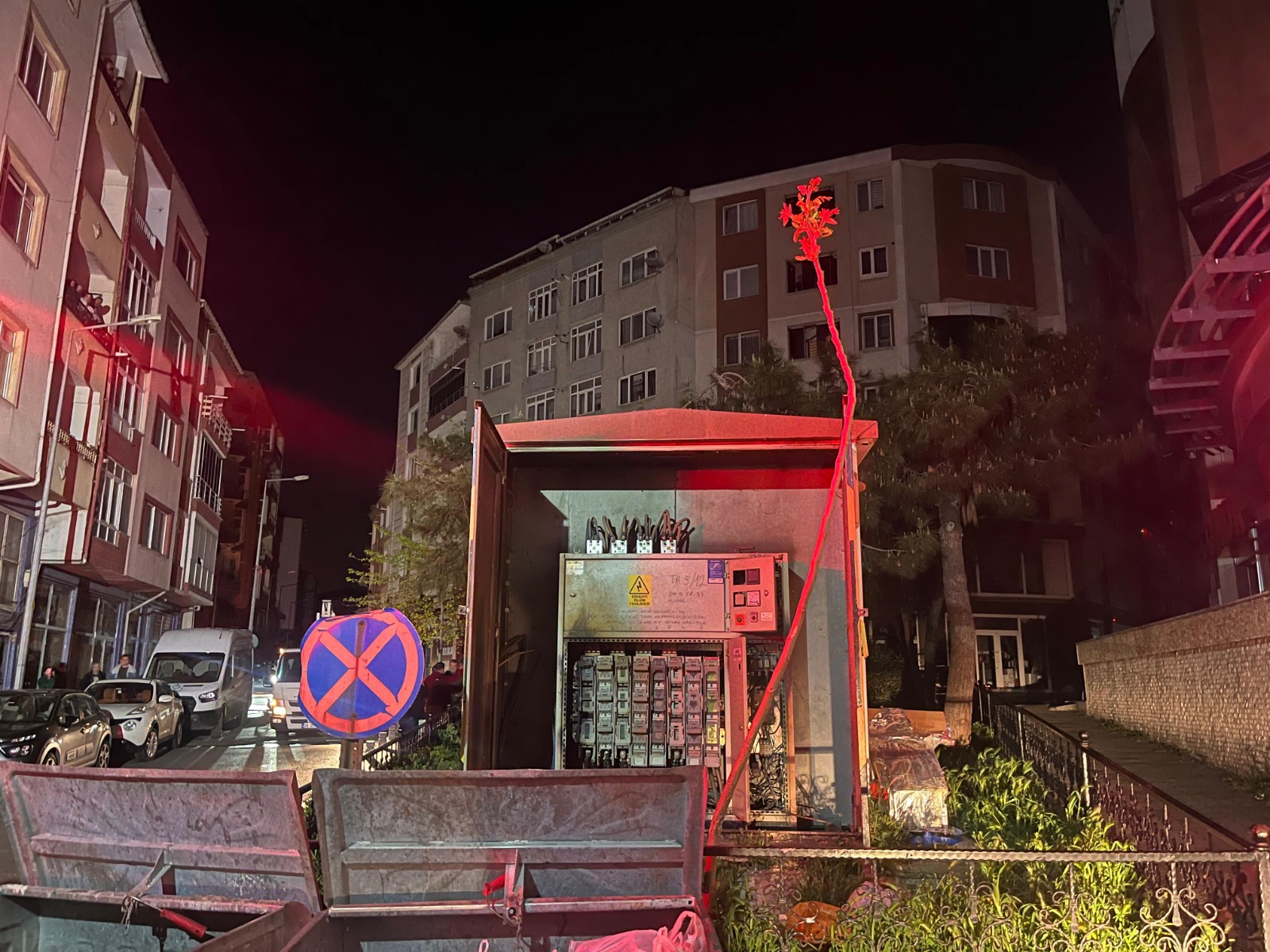 Şeyhsinan’da Trafo Patladı: Sokak Karanlığa Gömüldü