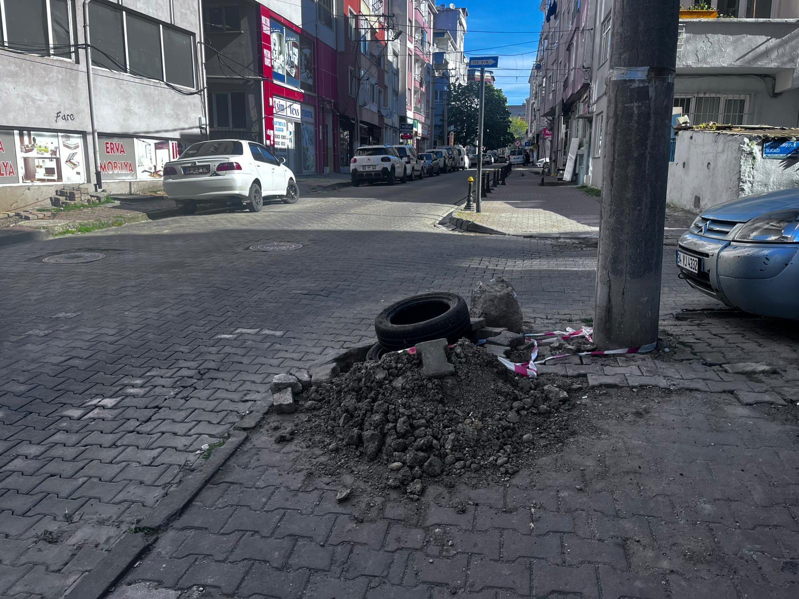 Çorlu’da Kaldırım Çukuru Tehlike Saçıyor Vatandaş Çözümü Oto Lastiğinde Buldu