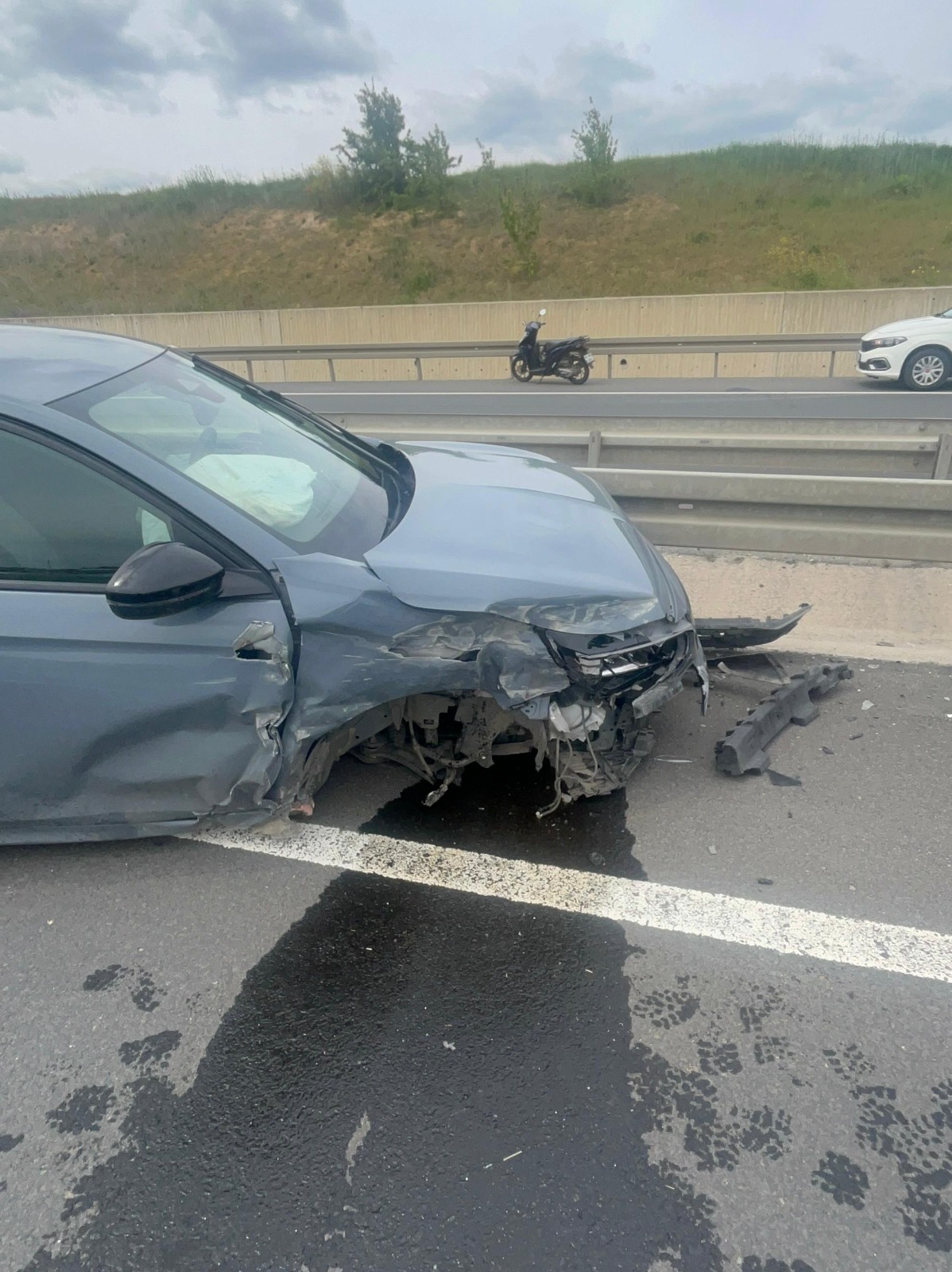 Ergene’de Korkutan Kaza: Lastiği Patlayan Otomobil Bariyerlere Çarptı