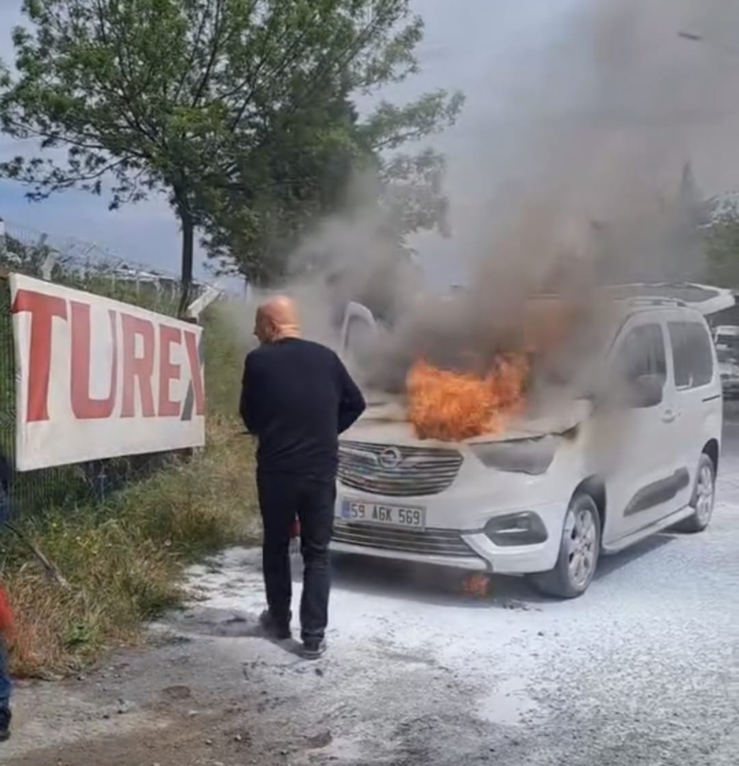Çorlu Yeni Sanayi Yakınlarında Korkutan Araç Yangını Sıfır Kilometre Araç Alevlere Teslim Oldu