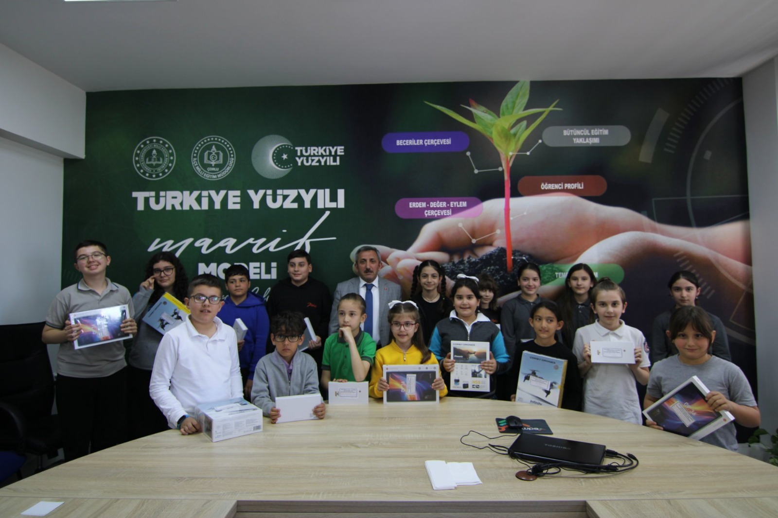 Çorlu'da Kitap Dostu Öğrenciler Ödüllerine Kavuştu