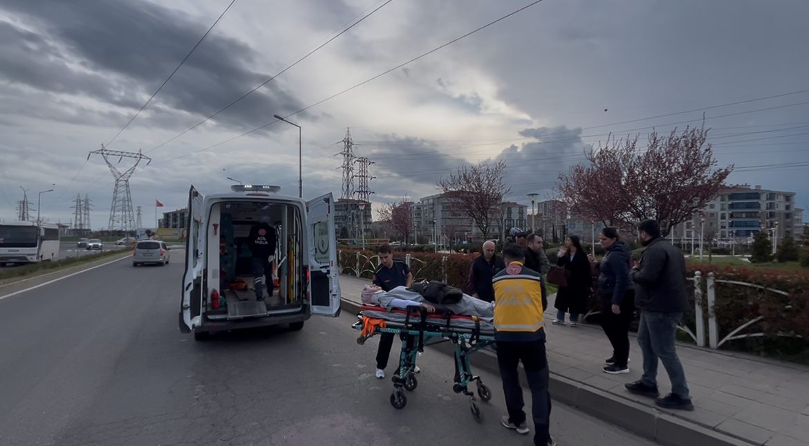 ÇORLU'DA YAYA GEÇİTİNDEN GEÇTİĞİ SIRADA YAYAYA OTOMOBİL ÇARPTI