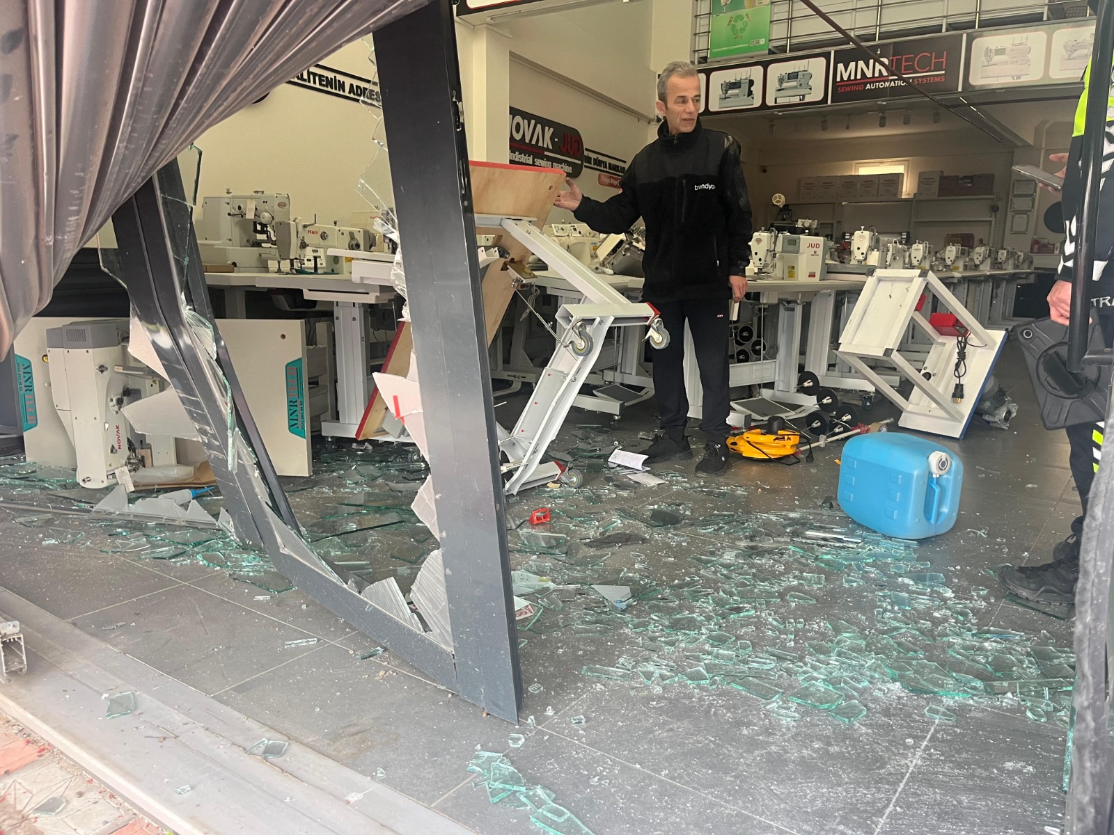 Fren Yerine Gaza Bastı, Dikiş Makinesi Dükkanına Daldı