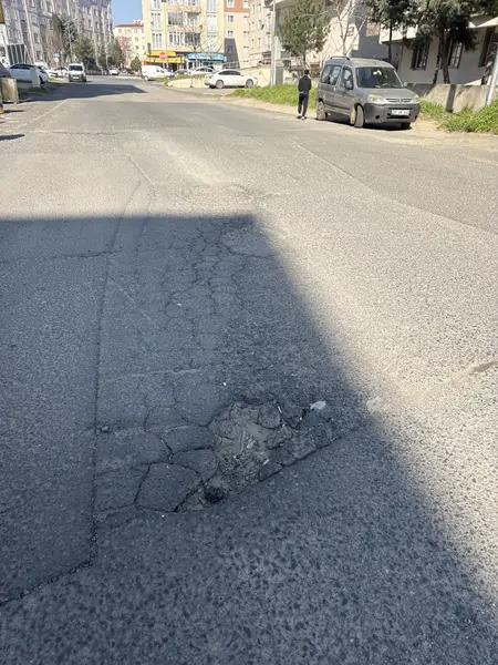 Yol ve Kaldırım: Ahmet Hamdi Gürpınar Caddesi, Alipaşa Mahallesi