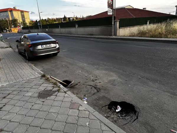 Yol ve Kaldırım: Hasan Ali Yücel Caddesi, Muhittin Mahallesi