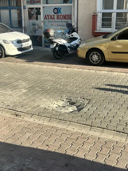 Yol ve Kaldırım: Şehit İsmail Güler Sokak, Muhittin Mahallesi