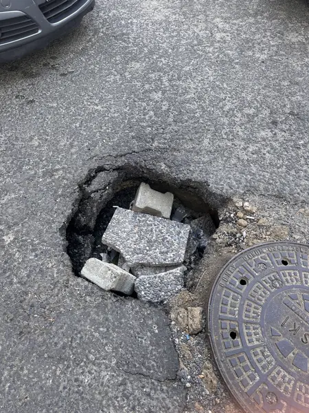 Yol ve Kaldırım: Şehit Teğmen Yavuzer Caddesi, Reşadiye Mahallesi