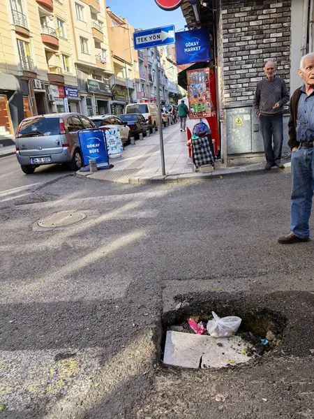 Yol ve Kaldırım: Mandıracı 5. Aralık Sokak, Reşadiye Mahallesi