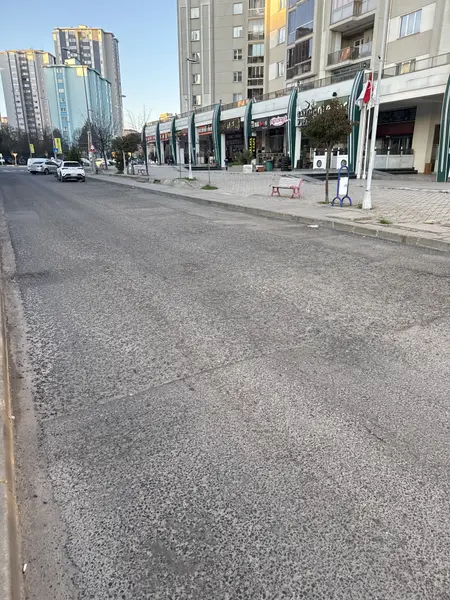 Yol ve Kaldırım: Erim Caddesi, Esentepe Mahallesi