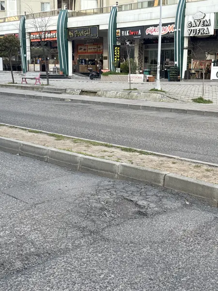 Yol ve Kaldırım: Erim Caddesi, Esentepe Mahallesi